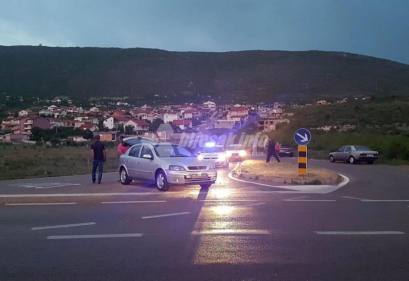 Mostar: Mercedes nakon sudara završio u ogradi