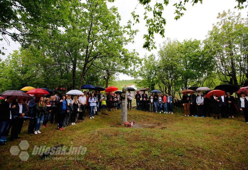 Okupljeni oko groba Biskupa i spomen križa starog preko tri stotine godina - Prvi put nakon 350 godina obred na mjestu stradanja velikog broja vjernika