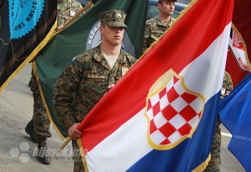 Široki Brijeg: Mimohodom sa stjegovima ratnih postrojbi obilježen Dan hrvatskih branitelja