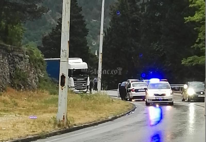 Sudar kamiona i Golfa - Stolac: Golf izletio s ceste nakon sudara s kamionom