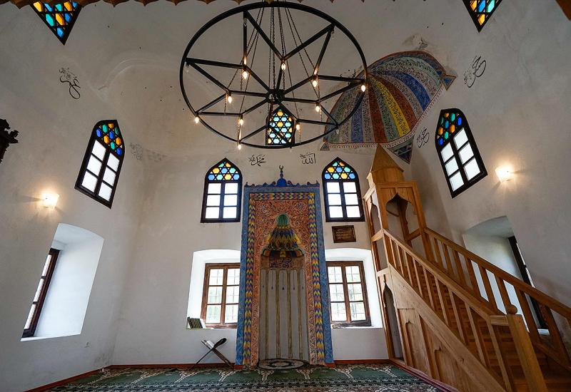 Unutrašnjost džamije - Džamija Ali-bega Kapetanovića: Svjedok opstanka Bošnjaka u zapadnoj Hercegovini
