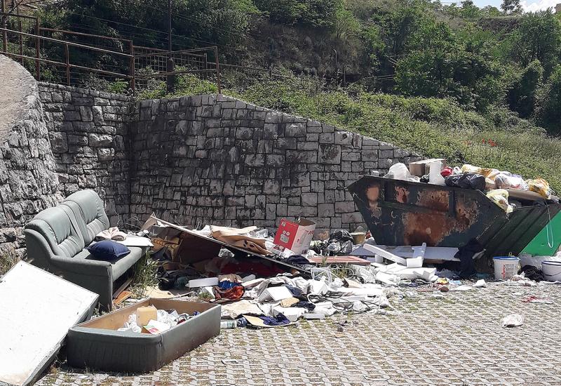 Smeće u Bejrutu - Prozivanje mostarskih komunalaca: Zašto plaćamo, ako ne čistite?   