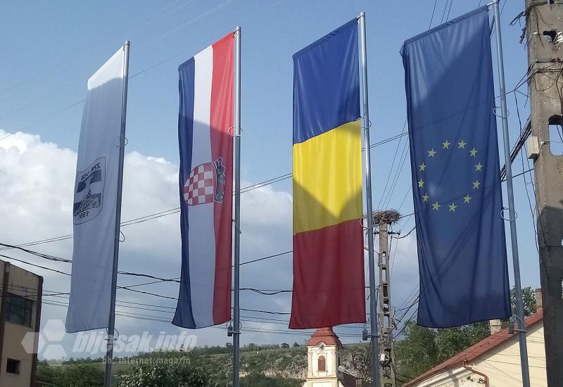 Hrvatska zastava uz zastave Rumunjske i EU - Lucović za Bljesak: Karaševski su Hrvati primjer revnosnog čuvanja svoga identiteta