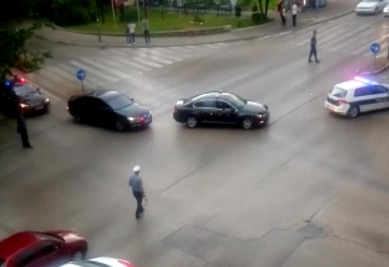 Policijsko vozilo zajedno sa pratnjom visokog izaslanstva skrenulo na pogrešnu rutu - VIDEO | Zalutala policija s visokim izaslanstvom u Mostaru
