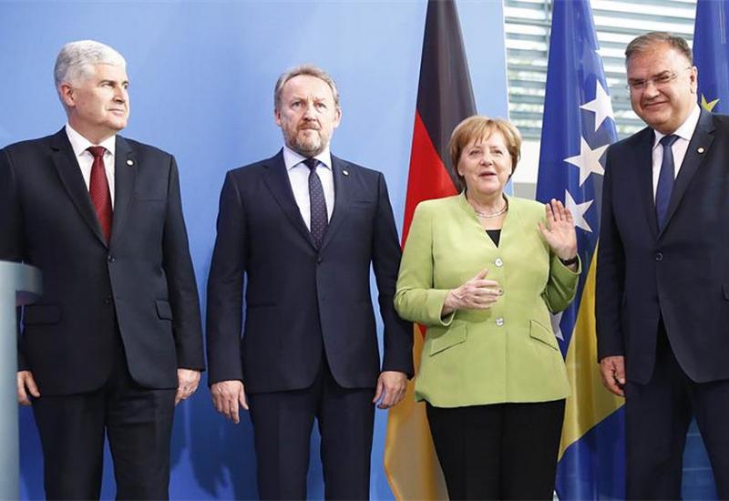 Merkel tri sata ispitivala članove Predsjedništva