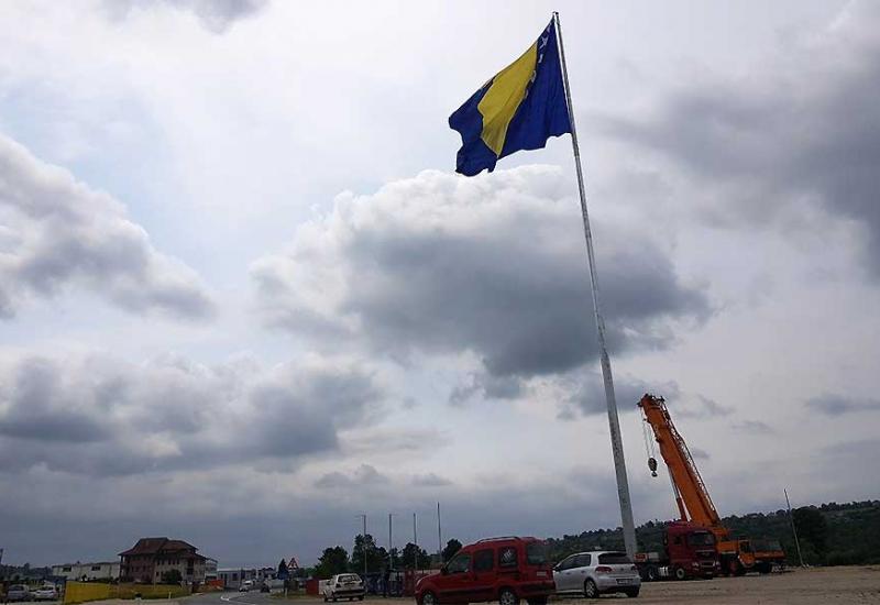 Podignuta najveća zastava Bosne i Hercegovine