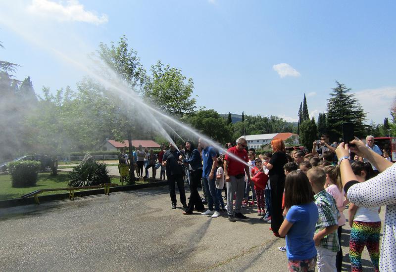 Mostar: Vatrogasci učenike učili o zaštiti od požara