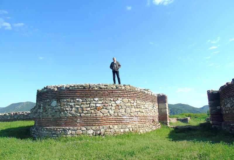 Na glavnoj kapiji rimske tvrđave Diana - Kladovo/Đerdap: Decebal prkosi Trajanui nakon 2000 godina