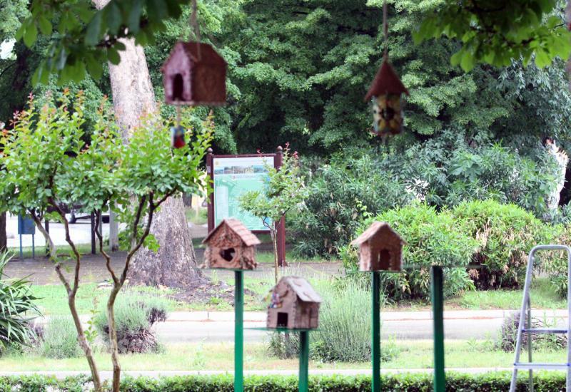 U središtu Čapljine postavljene kućice i hranilice za ptice