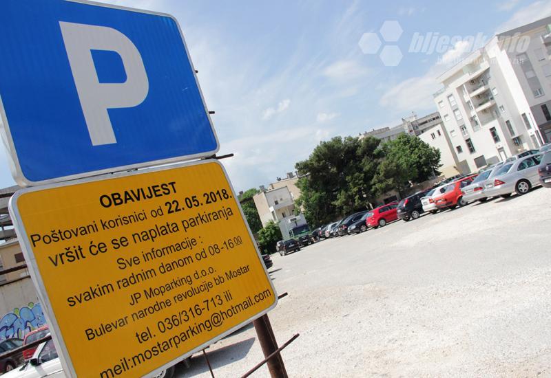 Parking iza zgrade Hrvatskog narodnog kazališta u Mostaru - Sretan rođendan: 10 godina (ne)parkiranja u Mostaru