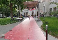 Crveni tepih na mostarski način: Red glamura, red smeća