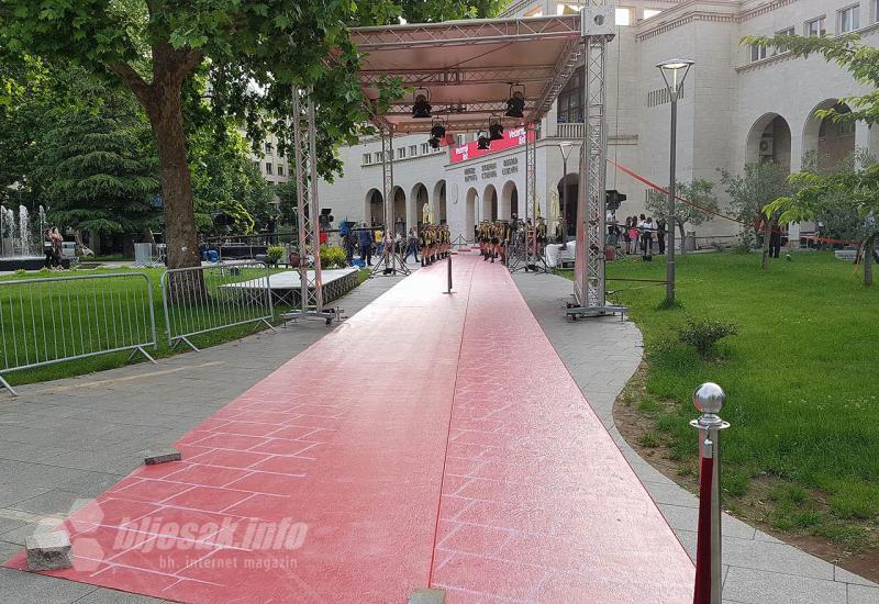 Crveni tepih na mostarski način: Red glamura, red smeća