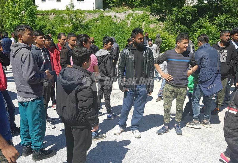 Migranti bježali i prijetili pištoljem policajki