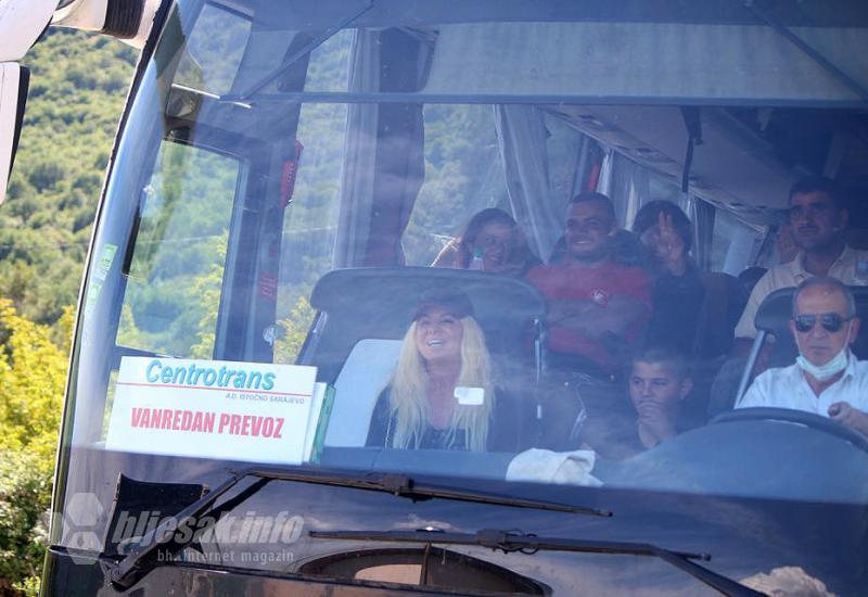 Migranti su dovezeni s autobusima - Grupa migranata prebačena iz Sarajeva u prihvatni centar u Delijašu