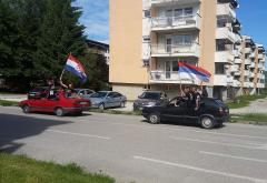 Drvar: Maturanti proslavili zadnji dan školovanja s hrvatskim i srpskim zastavama