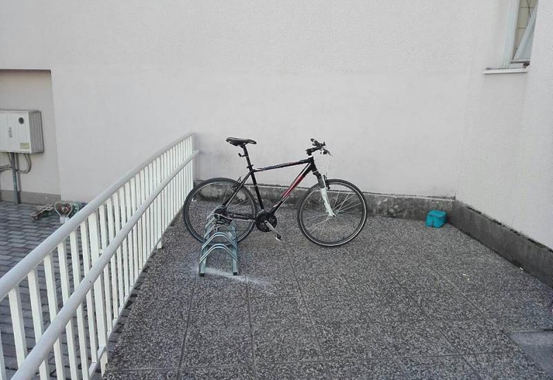 Dom zdravlja Mostar postavio stalke za bicikla i kolica