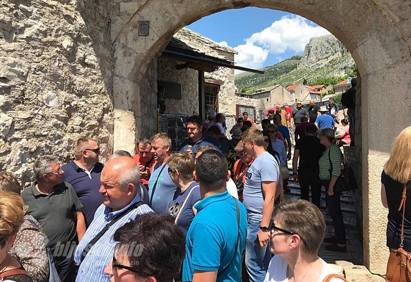 Turisti u Starom gradu - Turisti očarani Mostarom: Most kao iz bajke, rijeka oduzima dah 