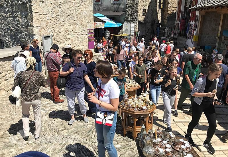 Turisti u Starom gradu - Turisti očarani Mostarom: Most kao iz bajke, rijeka oduzima dah 