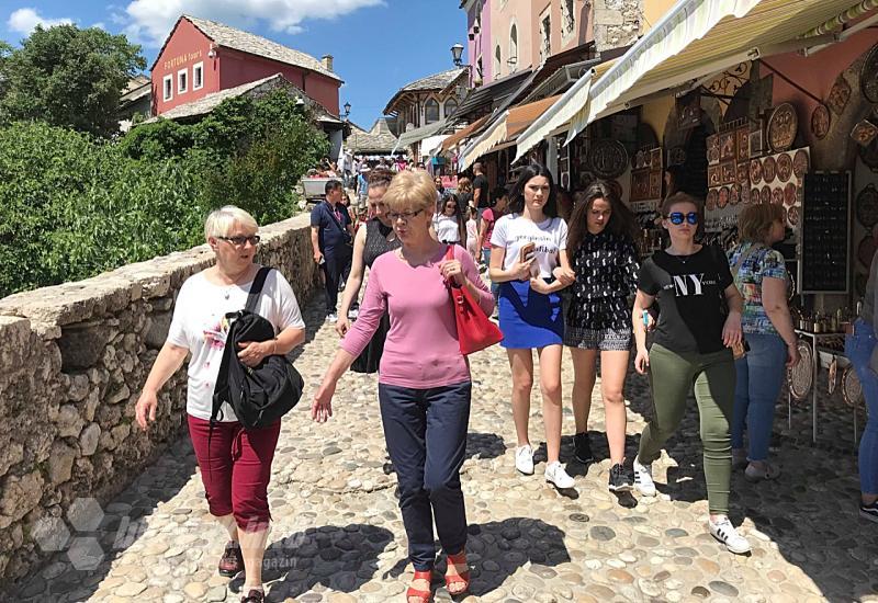 Turisti u Starom gradu - Barem nešto pozitivno: Raste broj turista, BiH zanimljiva za putovanja
