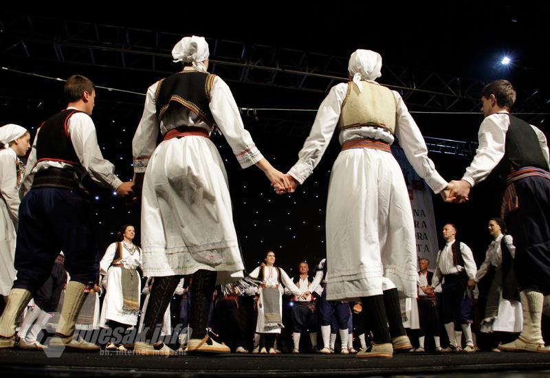 Smotra folklora u Mostaru: Raskoš nošnji, plesova i napjeva 