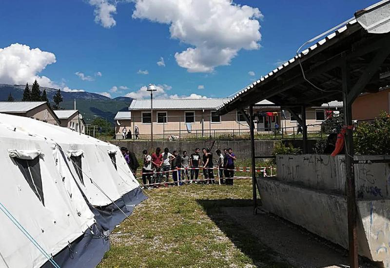 Pružanje pomoći migrantima - VIDEO | Jedan dan u izbjegličkom centru Salakovac