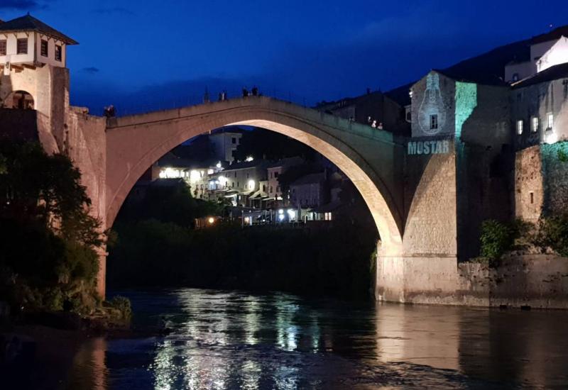 Mostar: Upaljeno svjetlo za mlade na Starom mostu