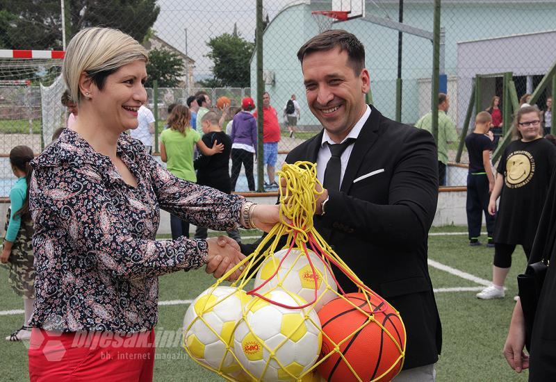 Stigle nogometne lopte za učenike FBiH