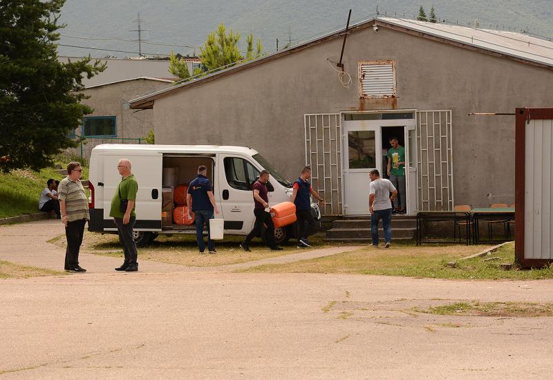 Migranti su dobili higijenske potrepštine - Merhamet dostavio pomoć migrantima u Salakovcu