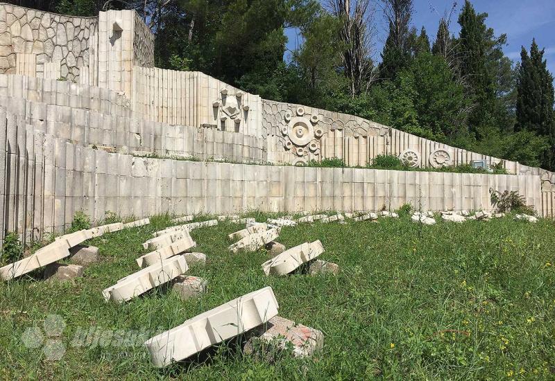 Postavljene nove ploče na Partizansko spomen-groblje
