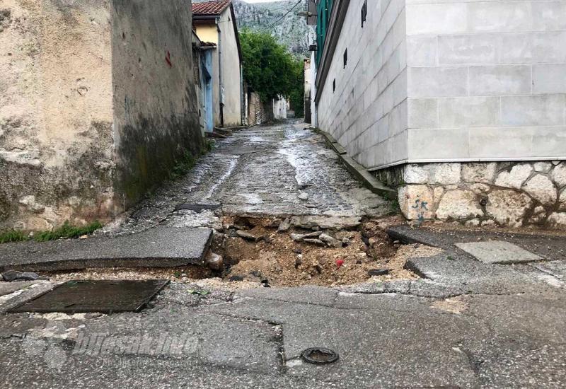 Mostar: Nevrijeme 'otvorilo' rupu na cesti
