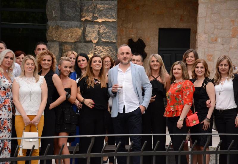 Mostar: Uz pjesmu i vesele priče proslavili 20 godina mature