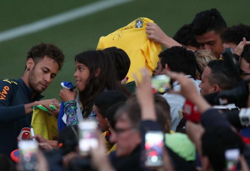 Policija intervenirala na otvorenom treningu nogometaša Brazila