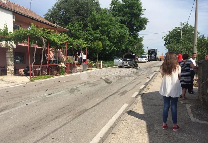 Stravična prometna u Grudama: Jedan Audi ''zgužvan'', drugi završio u dvorištu kuće