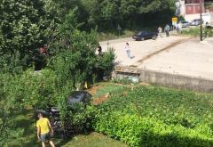 Stravična prometna u Grudama: Jedan Audi ''zgužvan'', drugi završio u dvorištu kuće