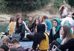 Tradicionalni omladinski iftar ispod Starog mosta okupio tisuću mladih iz BiH