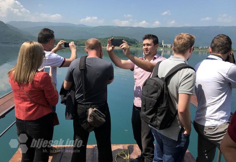Plovidba splavom Ramskim jezerom - Novinari uživali u očaravajućoj Rami