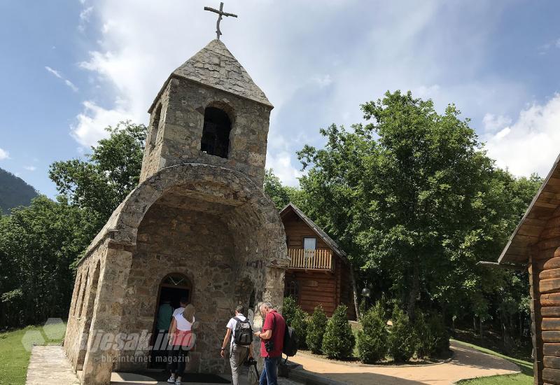 Kapelica posvećena blaženom Alojziju Stepincu u Etno selu Remić - Novinari uživali u očaravajućoj Rami