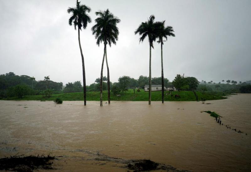 Tisuće ljudi na Floridi evakuirano zbog ''majke svih oluja''