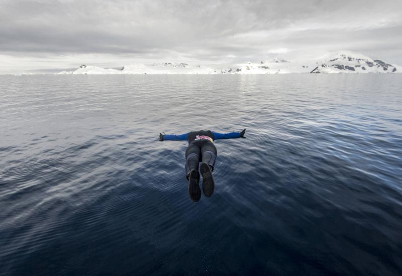 Orlando Duque skočio u vodu s ledene sante na Antarktiku