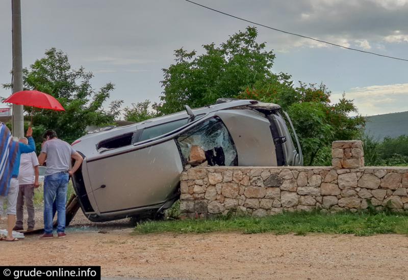 Teška prometna nesreća u Grudama: Autom se zabio u zid dvorišta