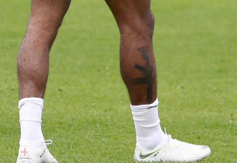 Engleski reprezentativac Sterling na udaru zbog tetovaže oružja