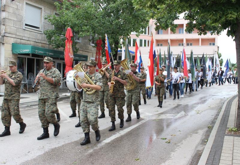 Mimohodom sa stjegovima ratnih postrojbi obilježen Dan branitelja općine Posušje