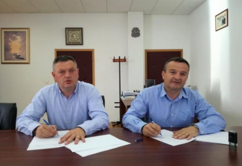 Potpisivanje ugovora - Potpisan ugovor za asfaltiranje cesta na području oko Buškog jezera