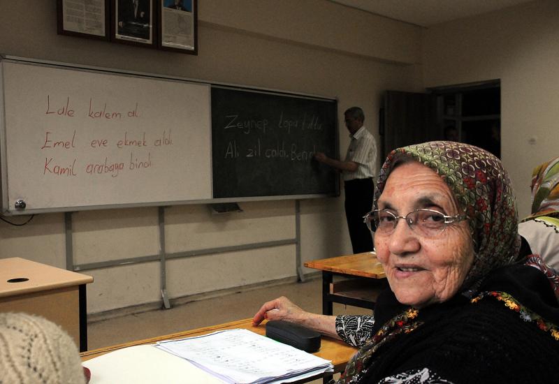 Baka u  85. godini prvi put sjela u školske klupe: Sin mi je kupio bilježnice i olovke
