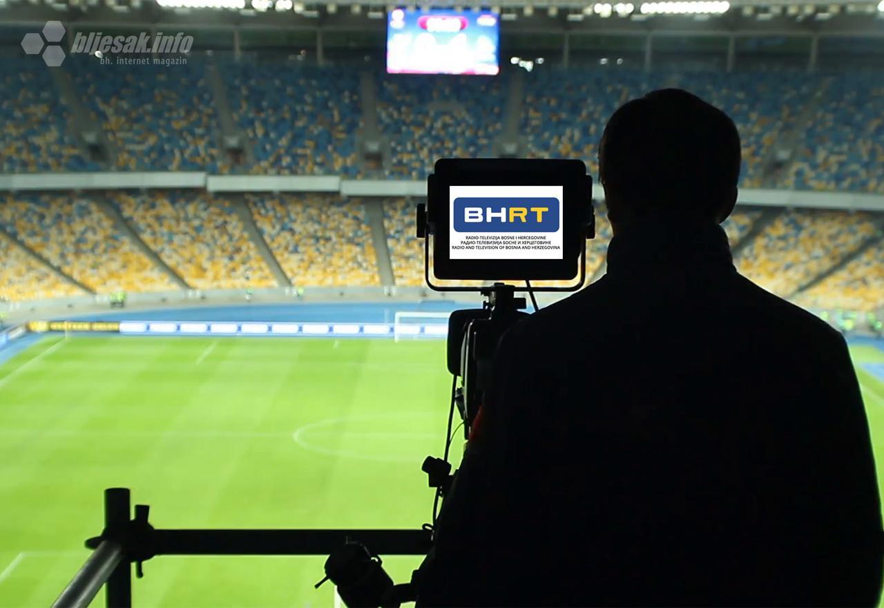 Трансляция футбола хоккея тенниса. Камеры на футбольных стадионах. Видеооператор футбол. Видеокамеры для футбольных трансляций. Трансляция футбола по телевизору.