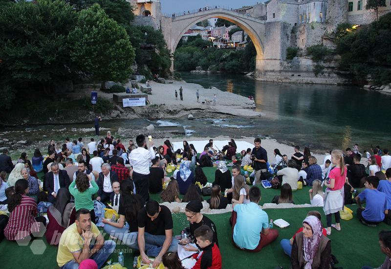 Zajednički iftar pod Starim mostom povezao Bursu i Mostar