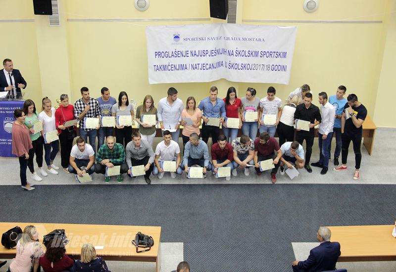 Sa svečanosti dodjele priznanja - Uručenje priznanja: Pogledajte uspješne učenike, nastavnike i škole Mostara