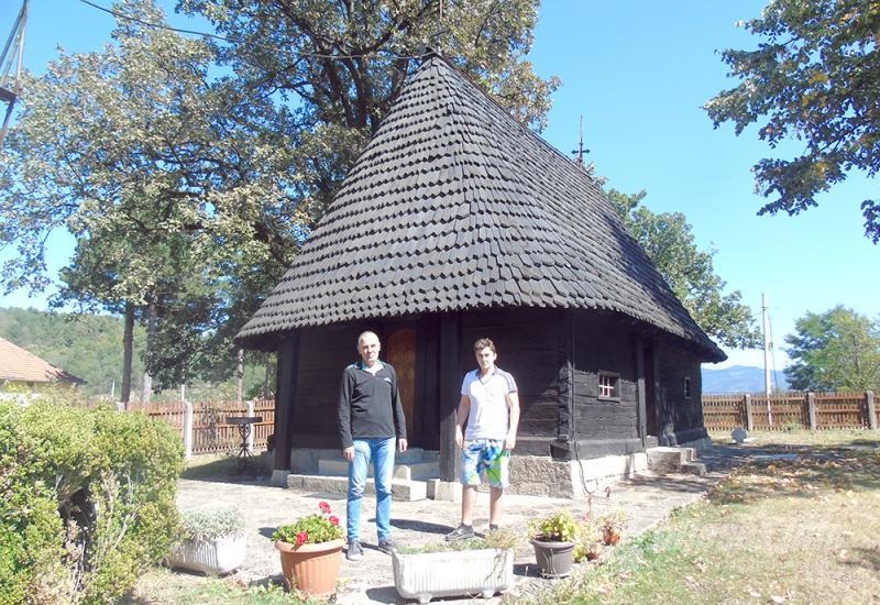Ispred crkve brvnare u Ljutovnici - Takovo - Selo u kojem je započelo stvaranje moderne Srbije