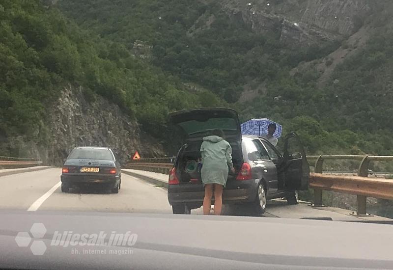 Prometna nesreća - M-17: Clio se zabio u zaštitnu ogradu na mostu