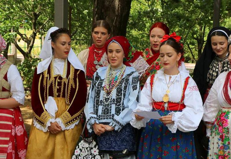 Djevojke u narodnim nošnjama - Revija tradicijske odjeće i izbor najljepše Hrvatice u narodnoj nošnji